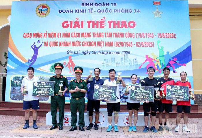 Đại tá Đậu Thiện Lương, Đoàn trưởng Đoàn Kinh tế - Quốc phòng 74 trao giải Nhất, Nhì, Ba cho các cặp đôi Pickleball đạt thành tích xuất sắc.