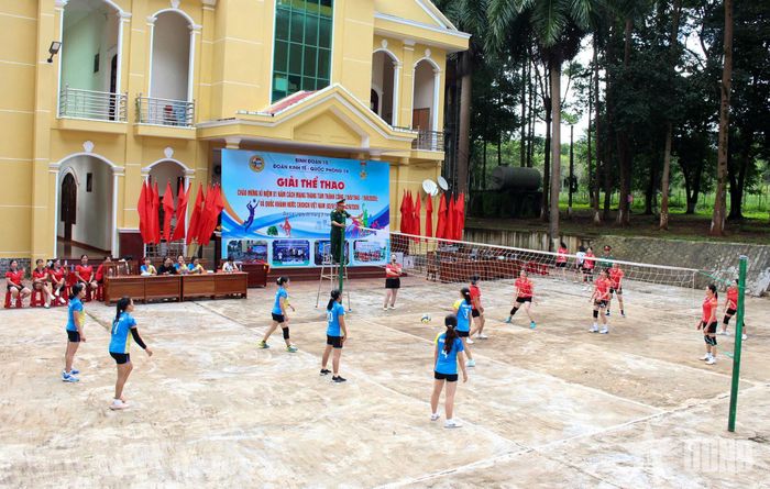 Đội bóng chuyền nữ Đoàn kinh tế - Quốc phòng 74 và Đội bóng chuyền nữ xã Ia Chia thi đấu.