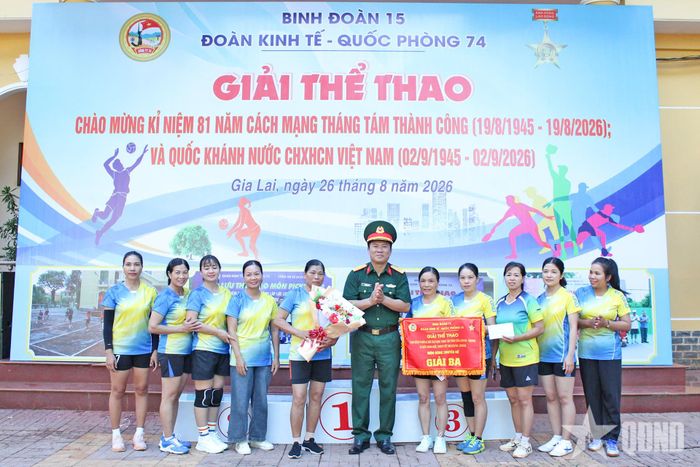 Trung tá QNCN Nguyễn Văn Mai, Phó đoàn trưởng Đoàn Kinh tế - Quốc phòng 74, Trưởng ban tổ chức giải trao Cờ và tặng hoa chúc mừng Đội bóng chuyền nữ xã Ia Chia đạt giải Ba.