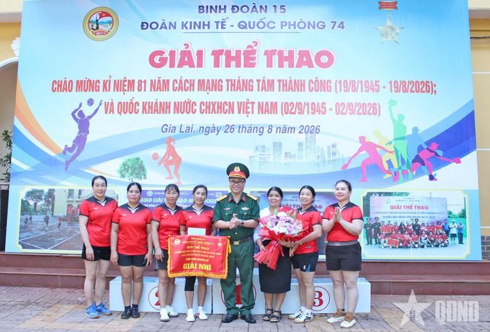 Đại tá Đậu Thiện Lương trao Cờ và tặng hoa chúc mừng Đội bóng chuyền nữ xã Ia Dơk đạt giải Nhì.