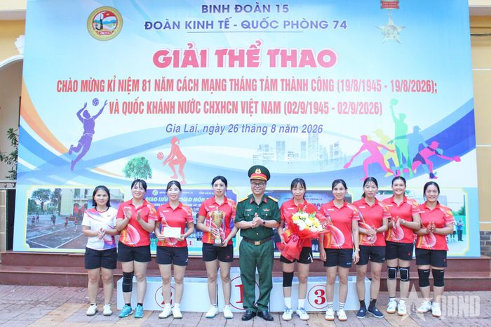 Đại tá Đậu Thiện Lương trao cúp và tặng hoa chúc mừng Đội bóng chuyền nữ của đơn vị.
