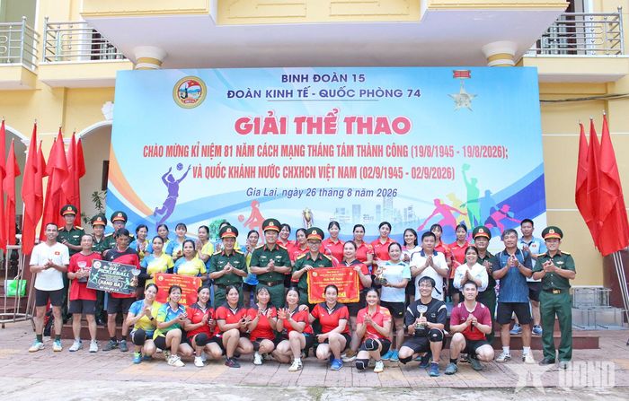 Ban chỉ huy Đoàn Kinh tế - Quốc phòng 74, chỉ huy các cơ quan, đơn vị và các vận động viên tham gia giải thể thao.