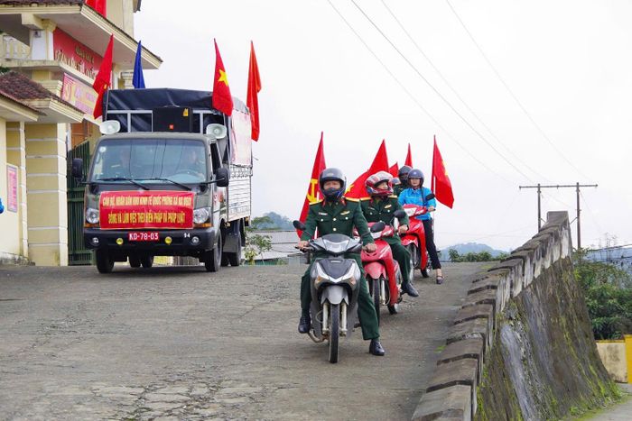 Cán bộ, nhân viên Đoàn Kinh tế-Quốc phòng 4 tuyên truyền lưu động ở bản Phù Khả 1, xã Na Ngoi, tỉnh Nghệ An, tháng 3-2026.