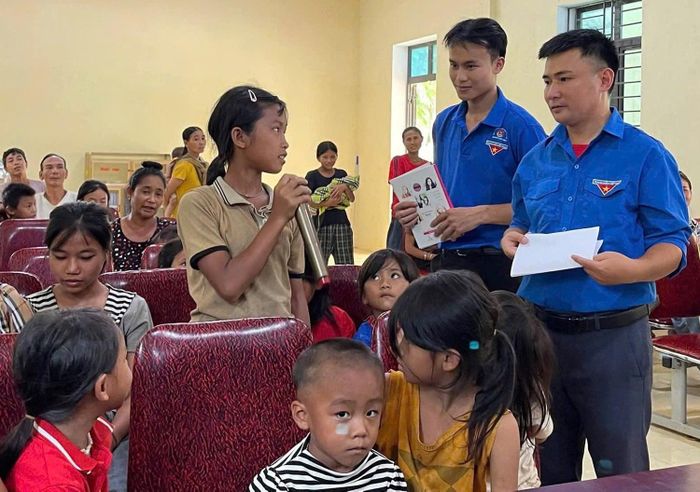 Trí thức trẻ tình nguyện tuyên truyền pháp luật cho người dân và học sinh bản Tặng Phăn, xã Na Ngoi, tỉnh Nghệ An.