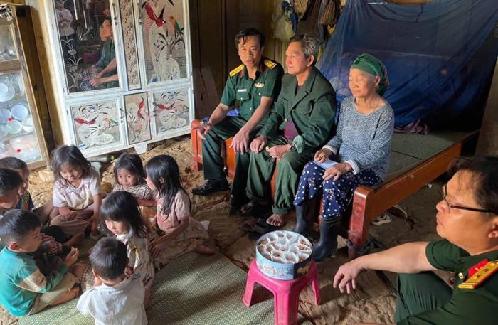 Tới từng gia đình ở bản Trung tâm để thăm hỏi kết hợp tuyên truyền pháp luật.