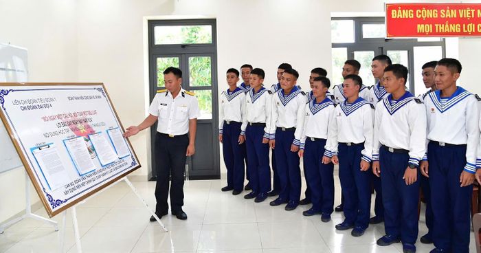 Chiến sĩ Trung tâm Huấn luyện Vùng 2 Hải quân học tập qua mô hình “Mỗi ngày một câu hỏi, mỗi tuần một điều luật”.