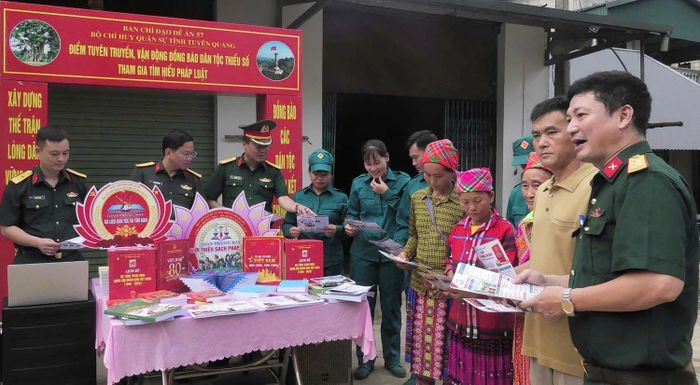 Bộ CHQS tỉnh Tuyên Quang phối hợp tuyên truyền, phổ biến pháp luật tại xã Hùng Lợi.
