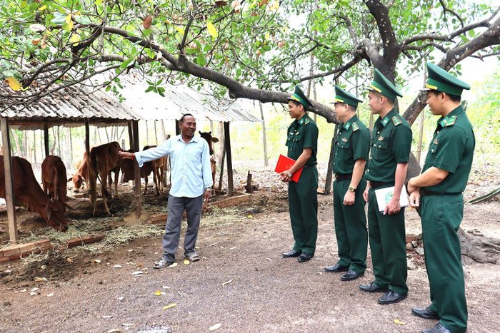 Cán bộ Bộ đội Biên phòng TP Đồng Nai thăm, động viên gia đình ông Lâm Bưng.