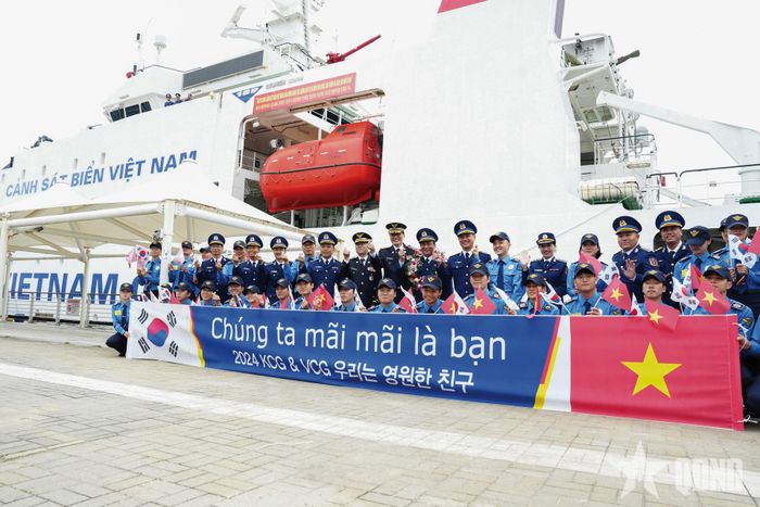 Cảnh sát biển Việt Nam và Lực lượng Bảo vệ bờ biển Hàn Quốc trong chuyến giao lưu tại Hàn Quốc. Ảnh: CHU ANH