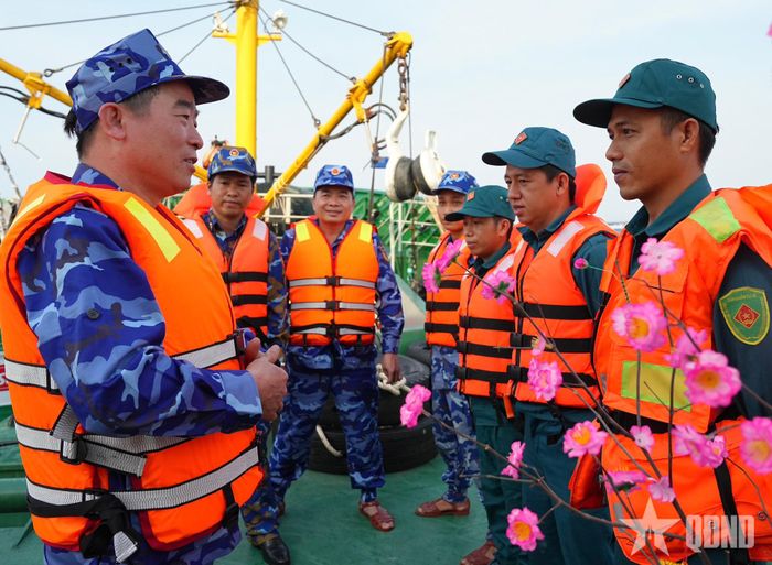 Lãnh đạo Cảnh sát biển Việt Nam thăm, động viên cán bộ, chiến sĩ dân quân biển làm nhiệm vụ trên vùng biển Tây Nam. Ảnh: ĐỨC TĨNH