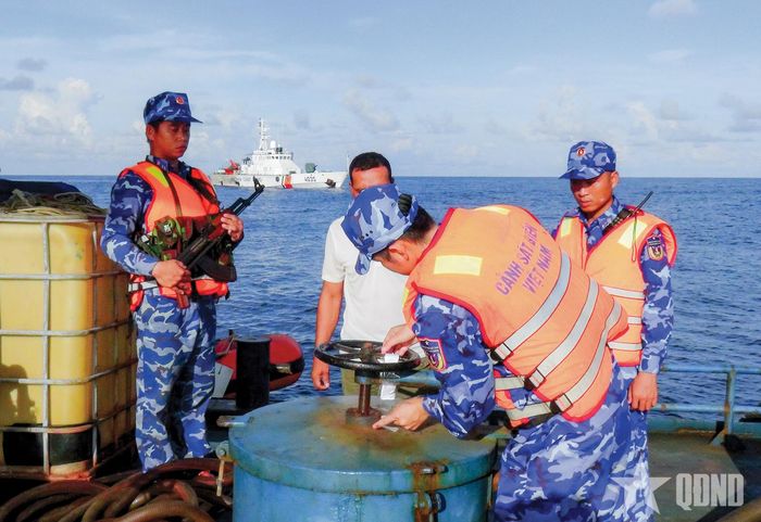 Tổ công tác của Vùng Cảnh sát biển 4 kiểm tra, bắt giữ tàu chở dầu trái phép trên biển. Ảnh: CTV