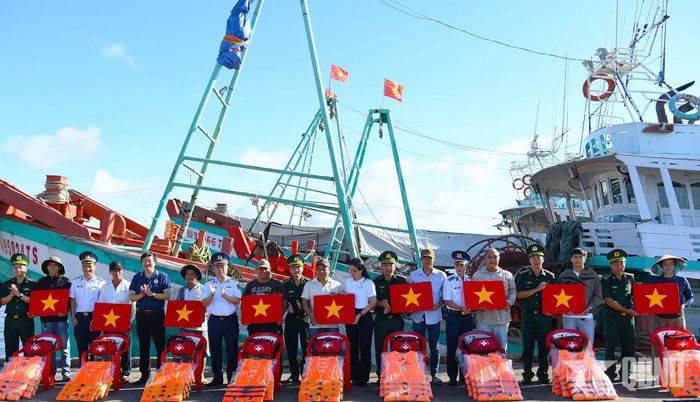 Vùng Cảnh sát biển 3 tổ chức tuyên truyền pháp luật và trao quà tặng bà con ngư dân. Ảnh: ĐÌNH THÀNH