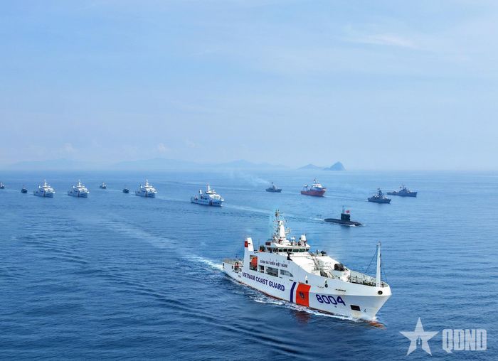Tàu của lực lượng Cảnh sát biển Việt Nam trong đội hình luyện tập diễu binh trên biển. Ảnh: VĂN THÀNH