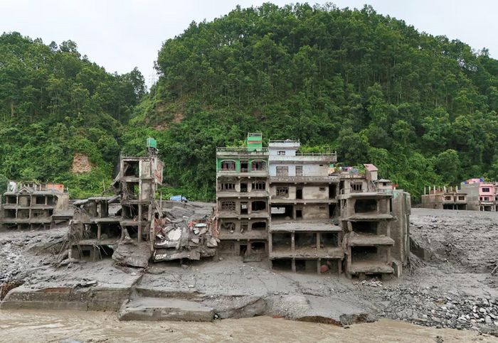 Bùn đất bao phủ các tòa nhà sau trận lũ quét tại Nepal, ngày 27-8. Ảnh: Reuters