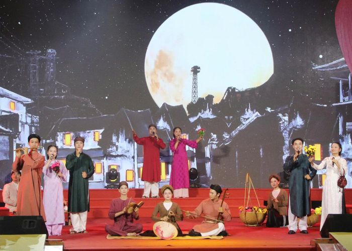Tiết mục của Đoàn Nghệ thuật quần chúng Hà Nội tại Hội diễn “Đàn, hát dân ca ba miền” năm 2026.  Ảnh: PHẠM LINH 