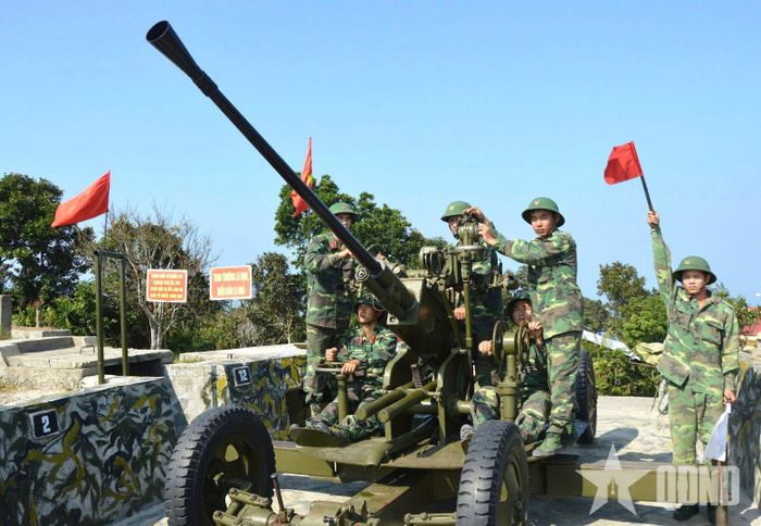 Phát huy truyền thống Đại đội vệ quốc đoàn Phan Thanh, Trung đội pháo đảo Cù lao Chàm luyện tập trực phòng không.