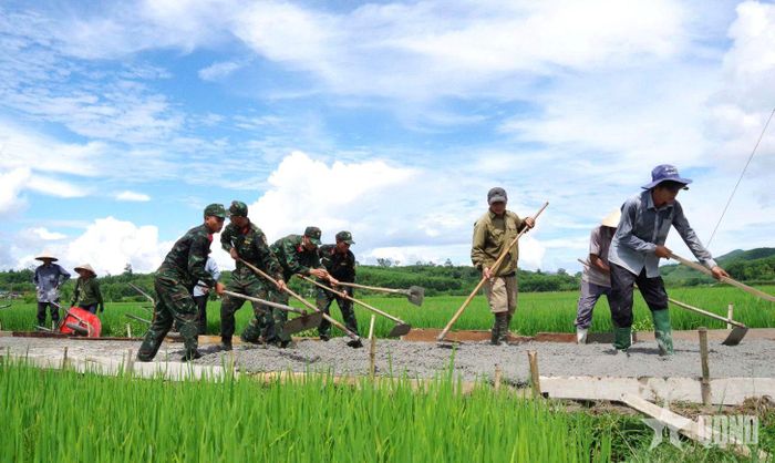 LLVT TP Đà Nẵng giúp dân đổ đường bê tông liên thôn.