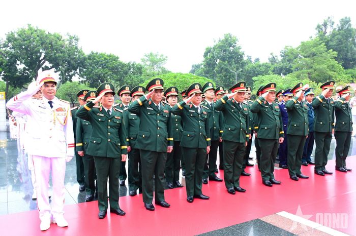 Đoàn đại biểu Quân ủy Trung ương, Bộ Quốc phòng đặt vòng hoa, tưởng niệm các anh hùng liệt sĩ tại Đài tưởng niệm các anh hùng liệt sĩ trên đường Bắc Sơn (Hà Nội).