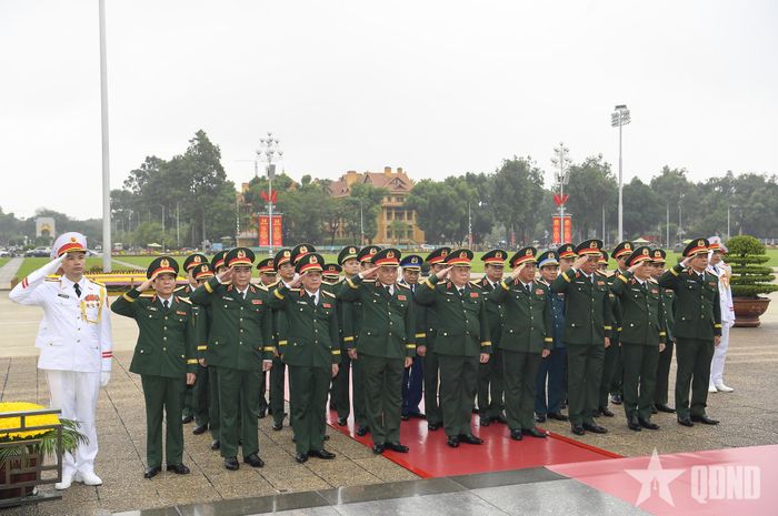 Đoàn đại biểu Quân ủy Trung ương, Bộ Quốc phòng đặt vòng hoa vào Lăng viếng Chủ tịch Hồ Chí Minh.