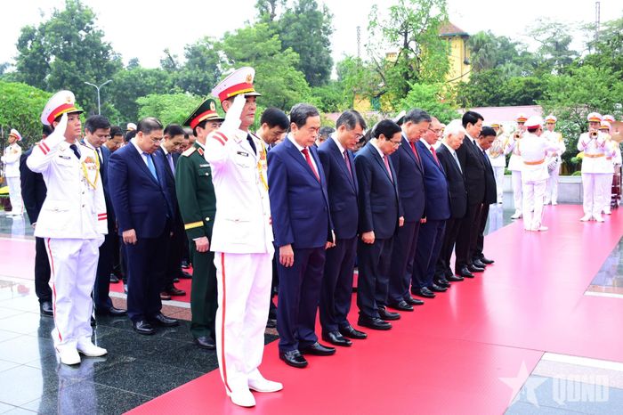 Các đồng chí lãnh đạo, nguyên lãnh đạo Đảng, Nhà nước dâng hương tưởng niệm các anh hùng liệt sĩ tại Đài tưởng niệm các anh hùng liệt sĩ trên đường Bắc Sơn (Hà Nội).
