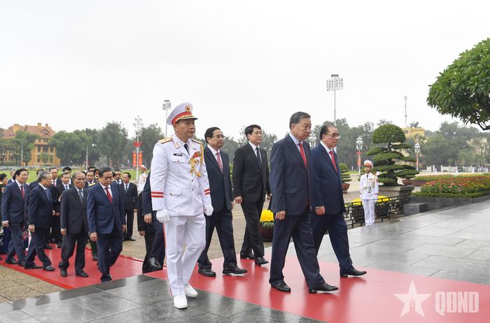 Các đồng chí lãnh đạo, nguyên lãnh đạo Đảng, Nhà nước đặt vòng hoa và vào Lăng viếng Chủ tịch Hồ Chí Minh.