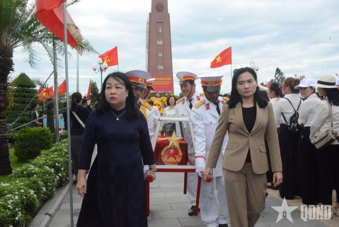  Lãnh đạo tỉnh Đắk Lắk tiễn đưa các anh hùng liệt sĩ về nơi an nghỉ cuối cùng.