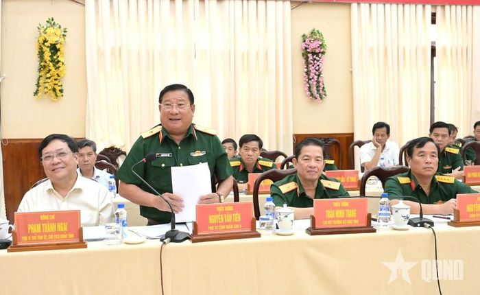 Thiếu tướng Nguyễn Văn Tiền, Phó tư lệnh Quân khu 9 phát biểu tại buổi kiểm tra.