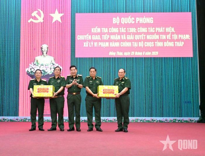 Thượng tướng Nguyễn Văn Gấu trao quà của Quân ủy Trung ương, Bộ Quốc phòng tặng Bộ CHQS tỉnh Đồng Tháp.