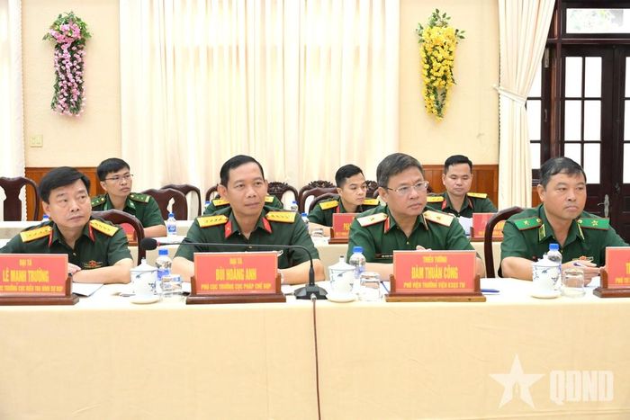 Các đại biểu tham dự buổi kiểm tra.
