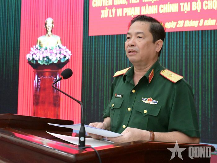 Thiếu tướng Trần Minh Trang, Chỉ huy trưởng Bộ CHQS tỉnh Đồng Tháp phát biểu tại buổi kiểm tra.
