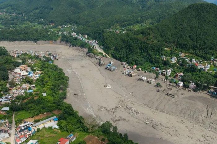  Bùn bao phủ các khu nhà ở quận Nuwakot, Nepal sau trận lũ quét ngày 26-8. Ảnh: Reuters  