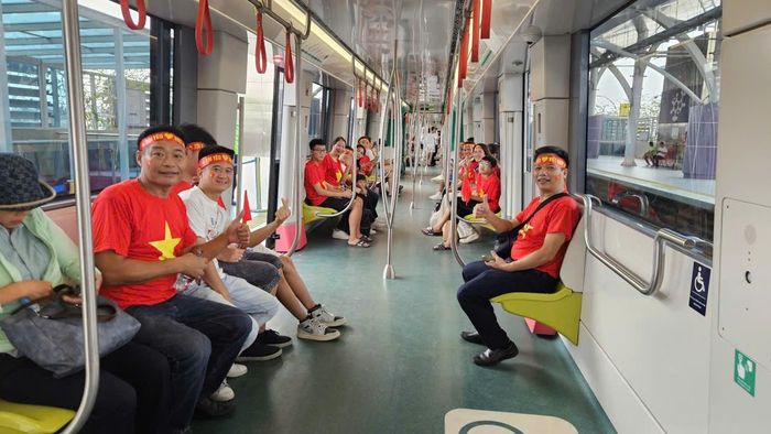 Người dân đi tàu điện metro tuyến Nhổn - ga Hà Nội (đoạn trên cao). Ảnh: BÙI HƯỞNG