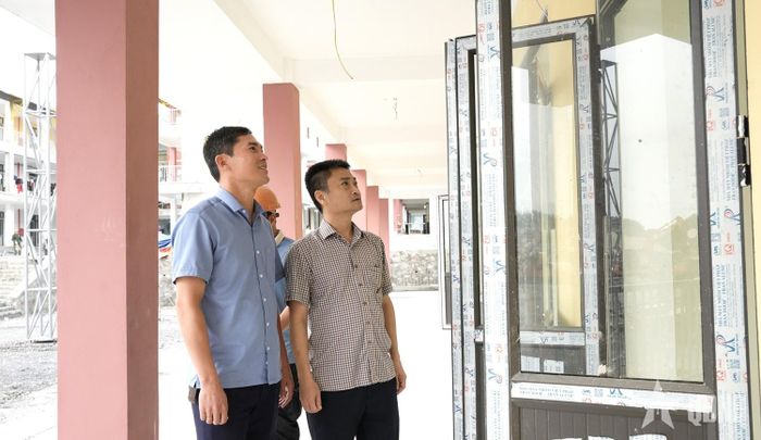 Lãnh đạo Sở Giáo dục và Đào tạo tỉnh Tuyên Quang và UBND xã Sơn Vĩ kiểm tra tiến độ hoàn thiện các hạng mục tại trường.
