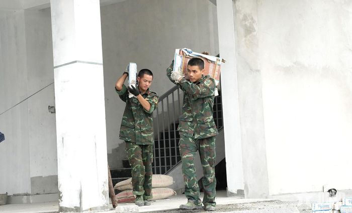 Cán bộ, chiến sĩ Quân khu 2 vận chuyển vật tư, góp phần đẩy nhanh tiến độ hoàn thiện trường học.