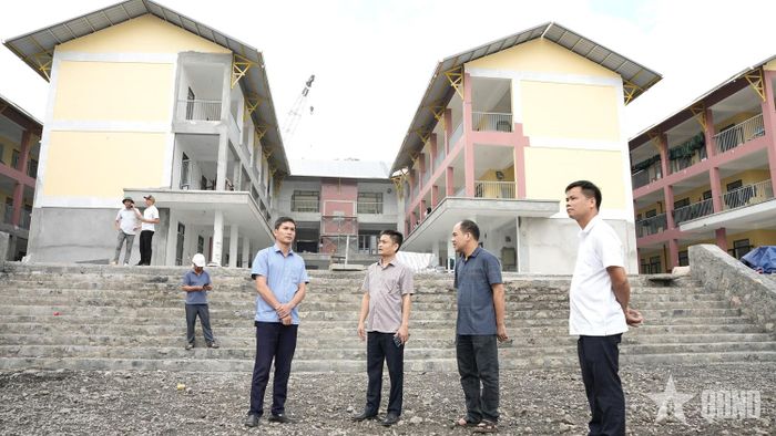 Đoàn công tác của Sở Giáo dục và Đào tạo tỉnh Tuyên Quang kiểm tra thực tế tiến độ xây dựng các hạng mục tại Trường Phổ thông nội trú liên cấp Tiểu học và Trung học cơ sở Sơn Vĩ, xã Sơn Vĩ.