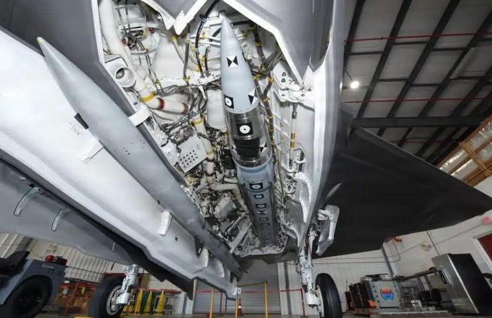 Tên lửa không đối không tầm xa AIM-424 LRAAM được gắn trong khoang chứa vũ khí bên trong của máy bay F-35C. Ảnh: Hải quân Mỹ