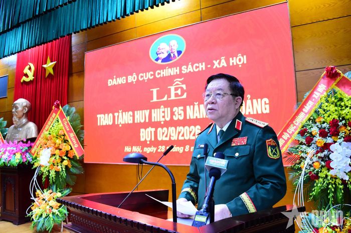 Đại tướng Nguyễn Trọng Nghĩa phát biểu chúc mừng Thượng tướng Lê Quang Minh.