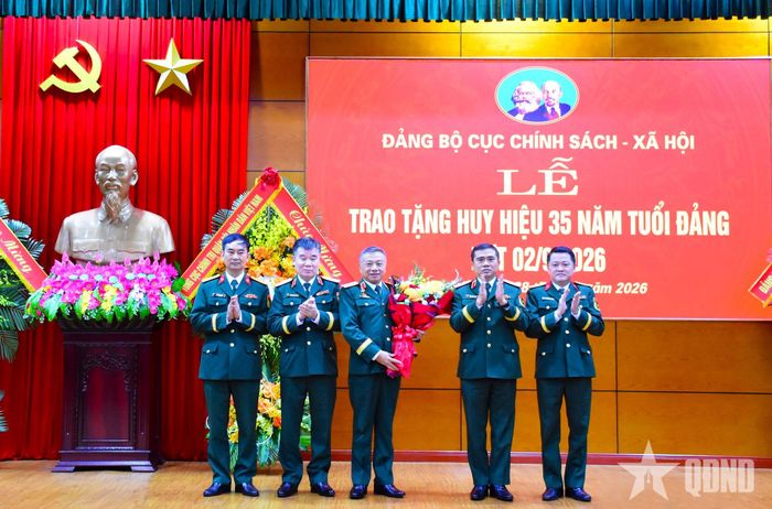 Đại biểu Đảng ủy Cục Chính sách - Xã hội, đại biểu Chi bộ Phòng Kế hoạch (Cục Chính sách - Xã hội) tặng hoa chúc mừng Thượng tướng Lê Quang Minh.