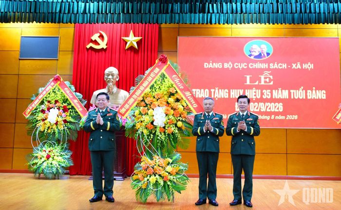 Thủ trưởng TCCT tặng hoa, chúc mừng Thượng tướng Lê Quang Minh.