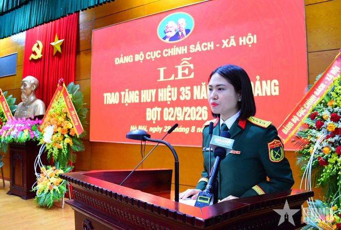 Đại úy Nguyễn Thị Hà, đại diện thế hệ đảng viên trẻ của Đảng bộ Cục Chính sách - Xã hội, phát biểu tại buổi lễ.