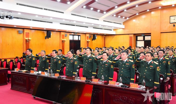 Các đại biểu thực hiện nghi thức chào cờ.
