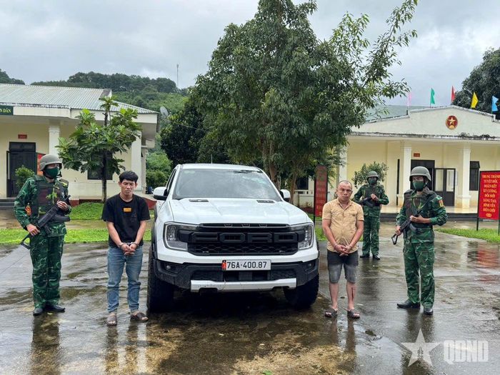  Nguyễn Nhất Nhơn và Nguyễn Phi Long sử dụng xe ô tô bán tải để vận chuyển gần 30kg ma túy.  