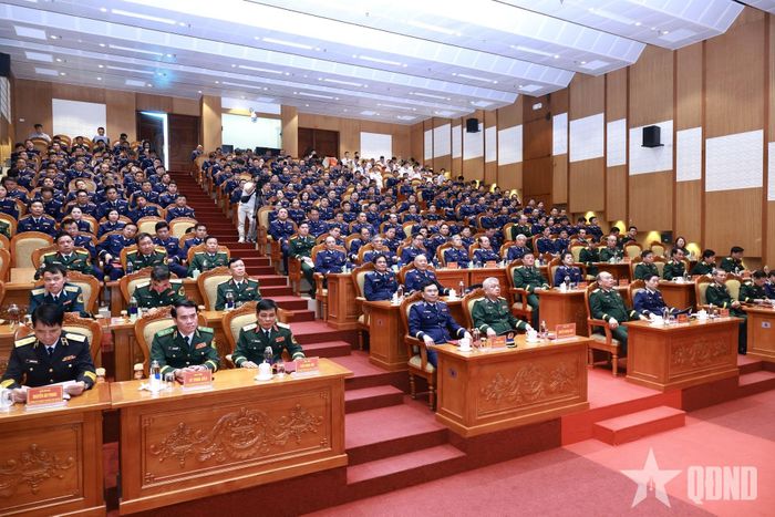 Các đại biểu dự buổi lễ. 