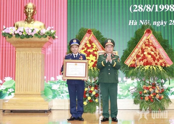  Thừa ủy quyền của Chủ tịch nước, Thượng tướng Nguyễn Quang Ngọc trao Huân chương Chiến công hạng Nhì tặng Trung tướng Lê Đình Cường, Tư lệnh Cảnh sát biển Việt Nam. 