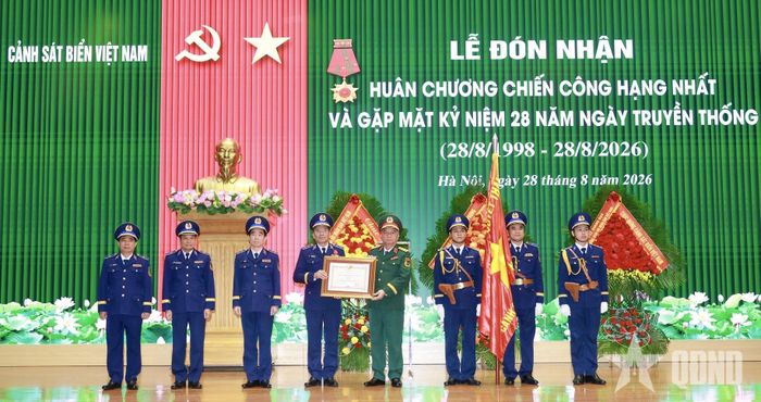 Thừa ủy quyền của Chủ tịch nước, Thượng tướng Nguyễn Quang Ngọc trao Huân chương Chiến công hạng Nhất tặng Cảnh sát biển Việt Nam.