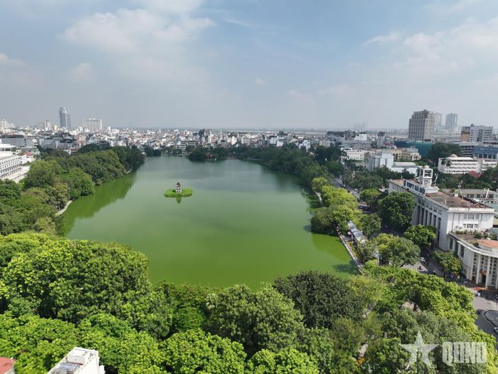  Hồ Hoàn Kiếm nhìn từ trên cao. Ảnh: TUẤN HUY