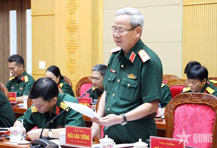  Thiếu tướng Hứa Văn Tưởng, Phó tư lệnh Quân khu 5 phát biểu ý kiến.  
