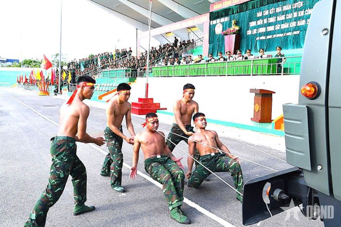 Lính trinh sát Quân khu 5 trình diễn võ thuật nâng cao và khí công với các nội dung đối kháng, kỹ thuật đánh bắt địch, phóng dao, phi tiêu, công phá và một số bài khí công. 