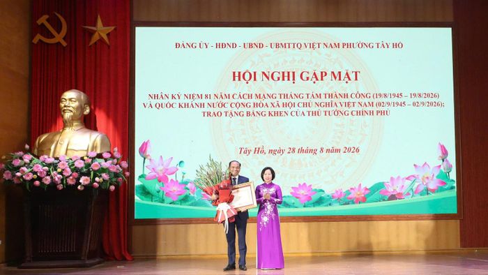  Đồng chí Bùi Huyền Mai trao Bằng khen của Thủ tướng Chính phủ tặng đồng chí Nguyễn Đình Khuyến, Thành ủy viên, Bí thư Đảng ủy, Chủ tịch HĐND phường Tây Hồ. 