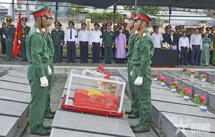   Hài cốt liệt sĩ được an táng tại Nghĩa trang Liệt sĩ phường Đăk Cấm, tỉnh Quảng Ngãi.  